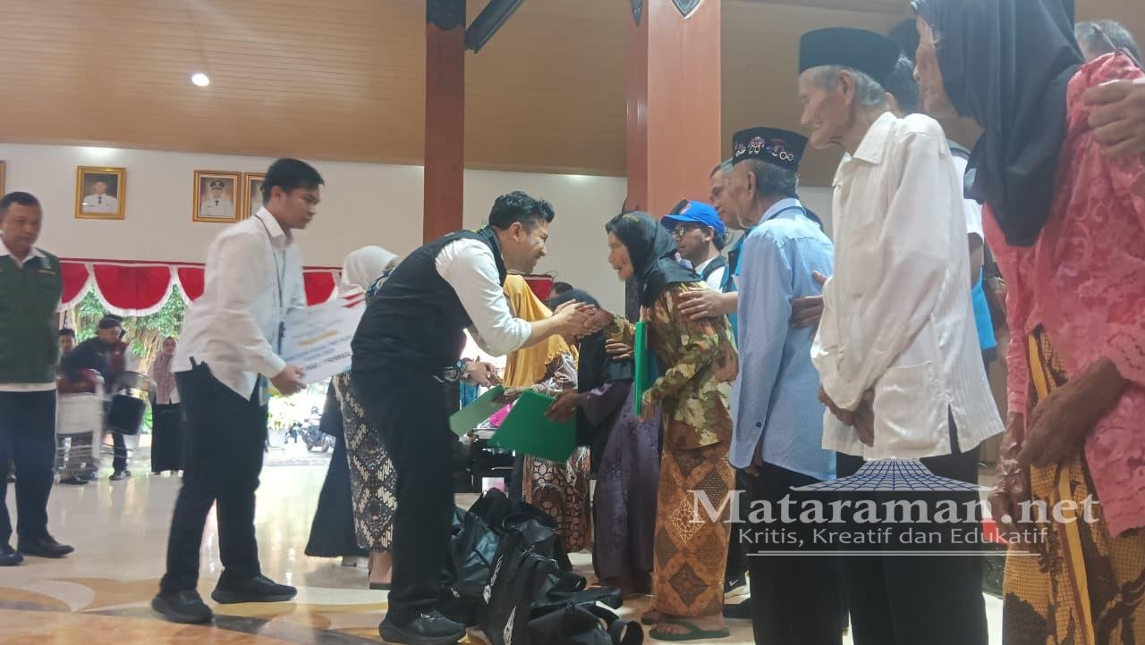 Wagub Emil Salurkan Bansos 4,2 Miliar di Trenggalek