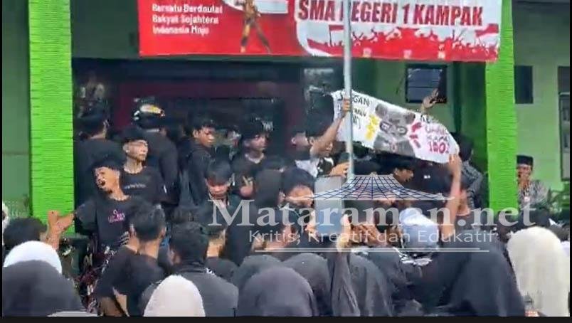 Ratusan Siswa SMAN 1 Kampak Trenggalek Tuntut Transparansi Dana Sekolah