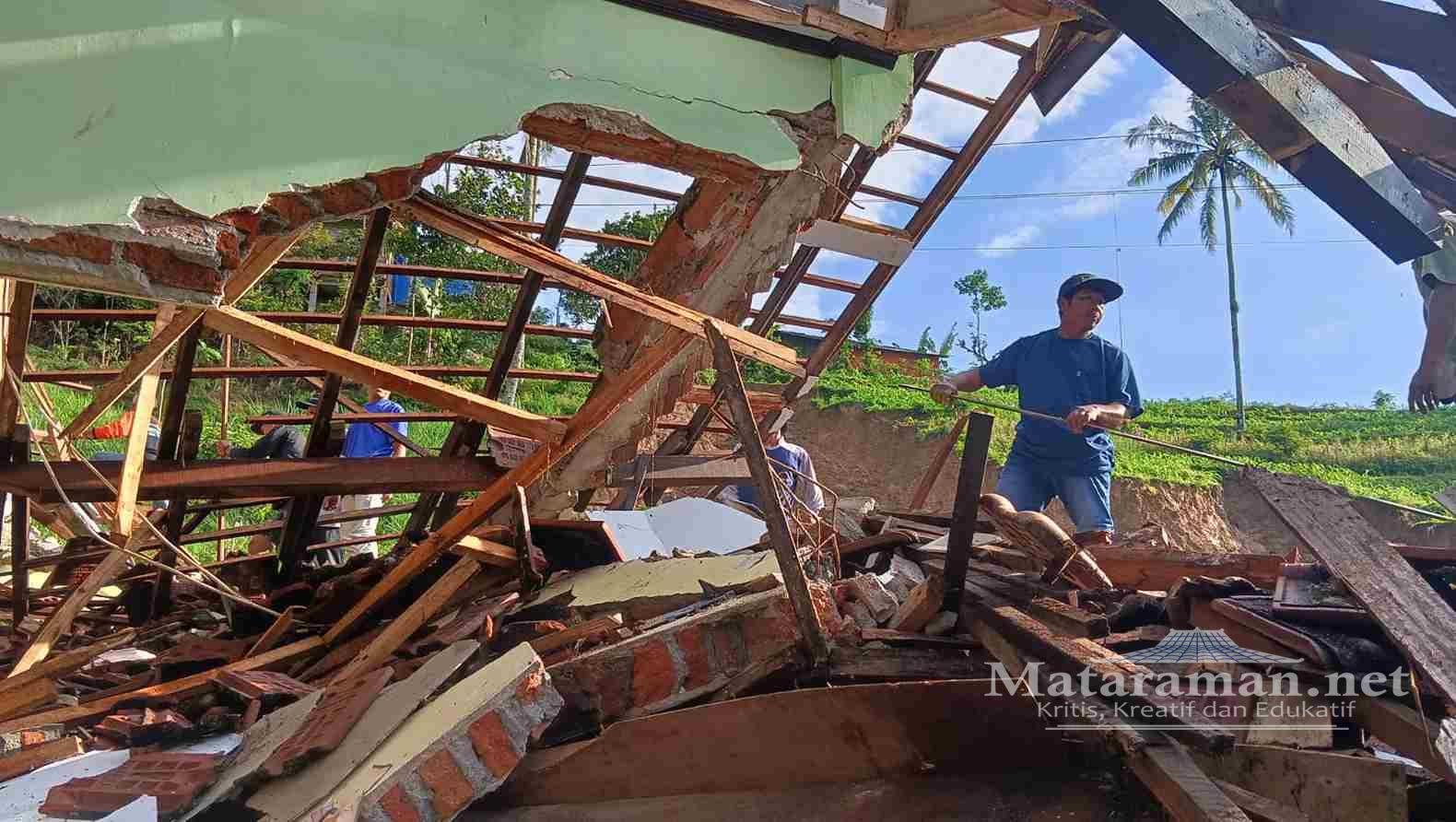 Tebing Longsor Timpa 3 Ruang Kelas SDN 2 Kradinan Tulungagung