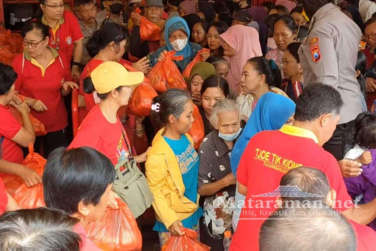 Ribuan masyarakat antri pembagian sembako di Kelenteng Tjoe Tik Kiong Tulungagung. (bahr) - 3 Ribu Sembako Dibagikan Kelenteng Tjoe Tik Kiong Tulungagung di Sembahyang Ulambana
