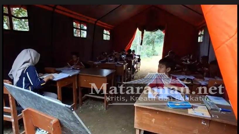 Sekolah Diterjang Tanah Longsor, Belasan Siswa SD di Tulungagung Terpaksa Belajar di Tenda Darurat