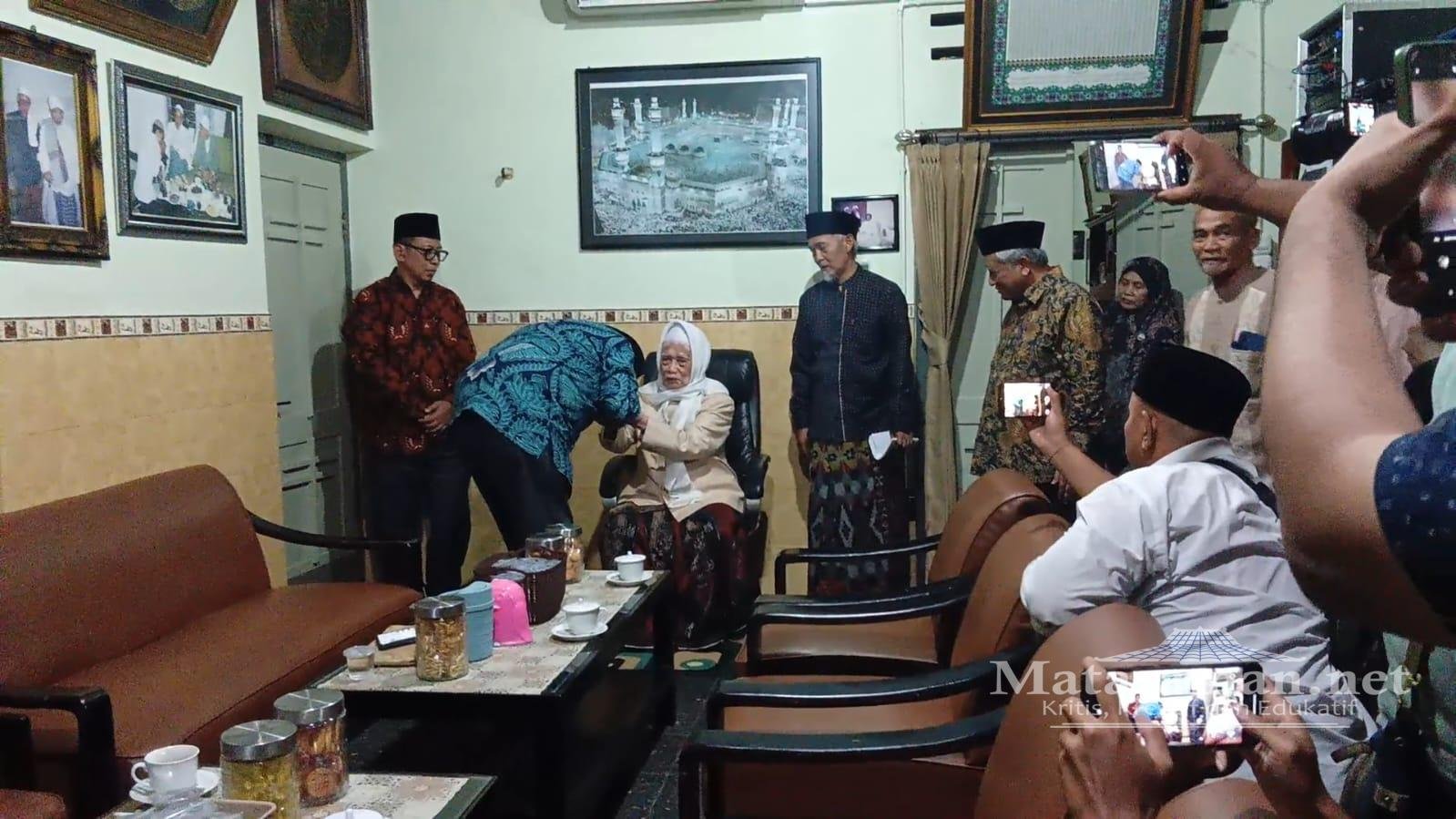 Chairul Tanjung Sungkem ke Kiai Anwar Mansur Lirboyo Kediri Buntut Tayangan Ponpes