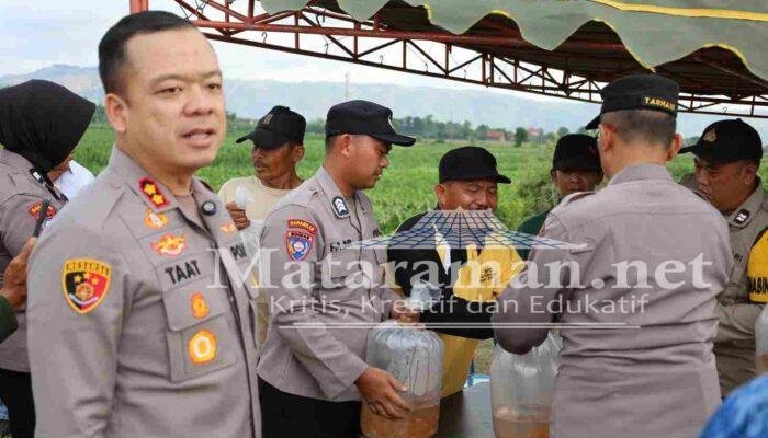 Apresiasi Pemdes Kendalbulur, Kapolres Tulungagung Tebar 5 Ribu Ikan di Sungai Ngrowo