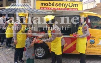 'Mobil Senyum' Polres Tulungagung-HIPMI Bagikan 150 Nasi Kotak di Masjid Bandung