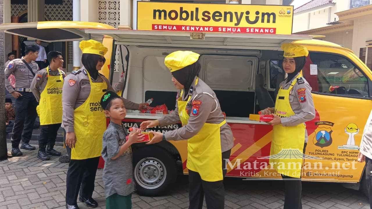 'Mobil Senyum' Polres Tulungagung-HIPMI Bagikan 150 Nasi Kotak di Masjid Bandung
