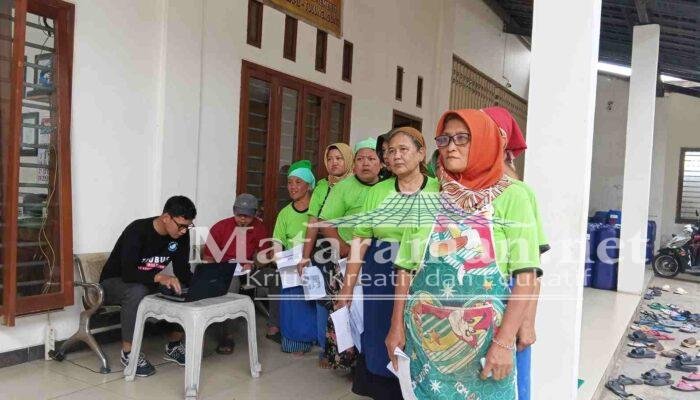 Ratusan Buruh Pabrik Rokok Trubus Alami Tulungagung Terima BLT DBHCT