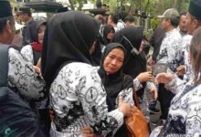 Tangis Pecah saat Geruduk DPRD Tulungagung, Guru PPPK Paruh Waktu Ini Tak Bisa Beli Sepatu