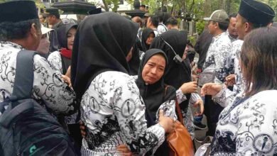 Tangis Pecah saat Geruduk DPRD Tulungagung, Guru PPPK Paruh Waktu Ini Tak Bisa Beli Sepatu