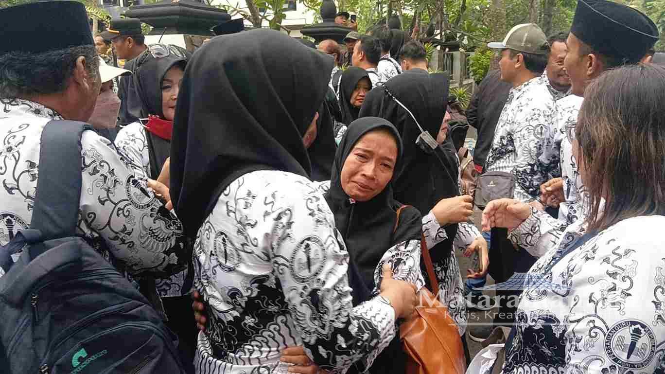 Tangis Pecah saat Geruduk DPRD Tulungagung, Guru PPPK Paruh Waktu Ini Tak Bisa Beli Sepatu