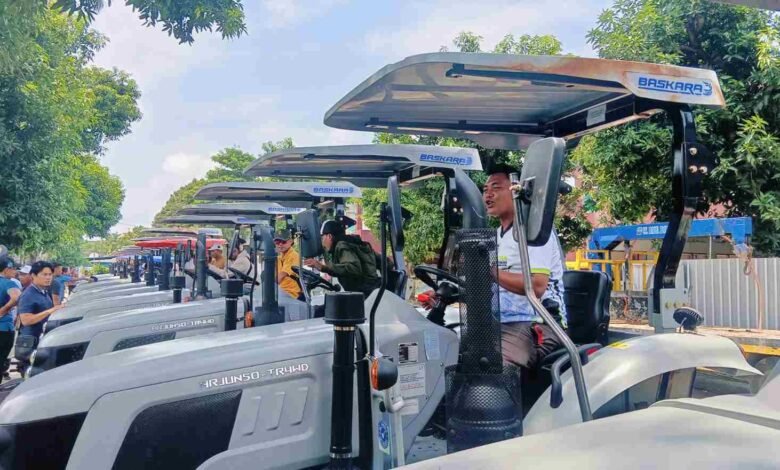 Genjot Swasembada Pangan, Puluhan Petani Kediri Dapat Puluhan Alsintan-Benih Padi 70 Ton 