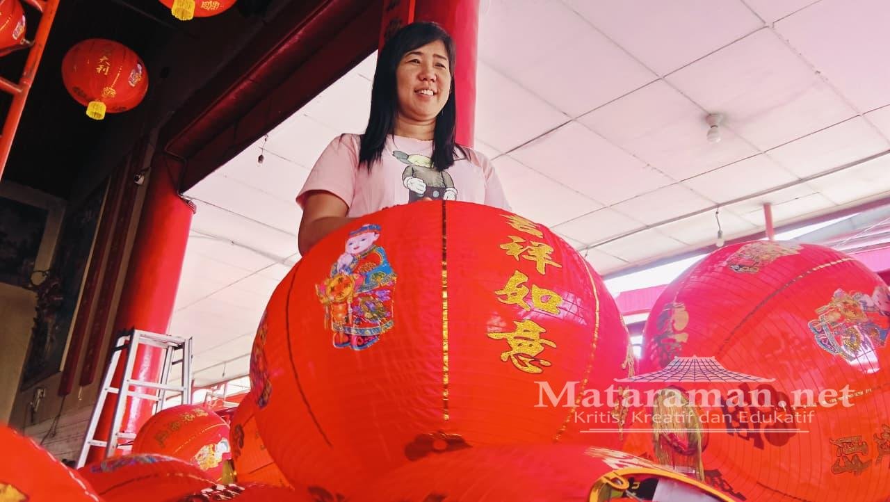Jelang Imlek, Kelenteng Tjoe Tik Kiong Tulungagung Pasang 250 Lampion Baru