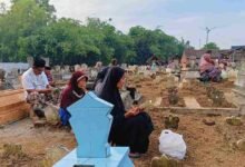 Jelang Ramadan, Ratusan Warga Karanganom Trenggalek Antusias Ikuti 'Nyekar Bareng'