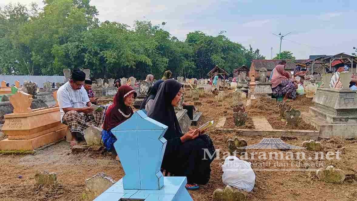 Jelang Ramadan, Ratusan Warga Karanganom Trenggalek Antusias Ikuti 'Nyekar Bareng'