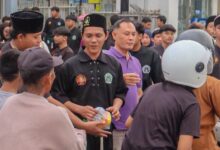 Tumbuhkan Empati, Pagar Nusa Kecamatan Kota Tulungagung Bagikan Seribu Takjil