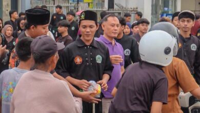 Tumbuhkan Empati, Pagar Nusa Kecamatan Kota Tulungagung Bagikan Seribu Takjil