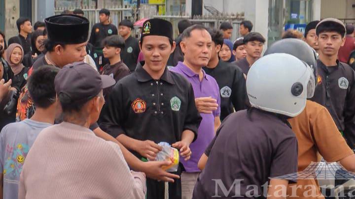 Tumbuhkan Empati, Pagar Nusa Kecamatan Kota Tulungagung Bagikan Seribu Takjil