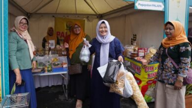 Sumringah, Kader PKK Kediri Terima Hadiah Belanja, Bonus Pengabdian Lebih 30 Tahun