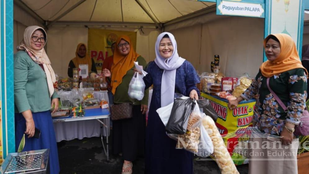 Sumringah, Kader PKK Kediri Terima Hadiah Belanja, Bonus Pengabdian Lebih 30 Tahun