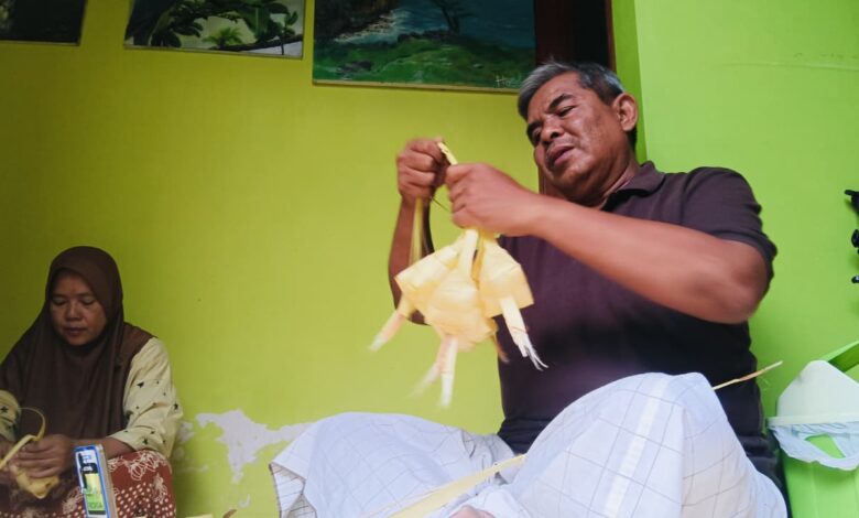 Tradisi Kupatan Durenan Trenggalek, Satu Rumah Bisa Siapkan 5 Kg Siap Masak Ketupat