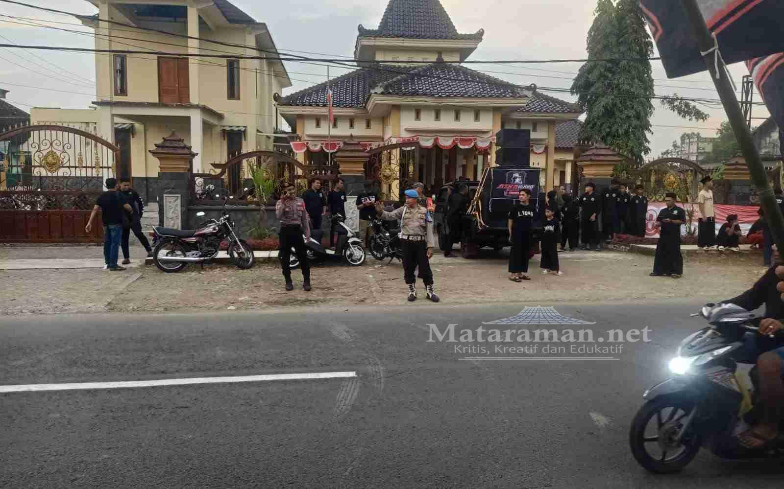 Pagar Nusa Bandung Tulungagung Bagikan Ratusan Takjil, Pererat Silaturahmi di Bulan Ramadan