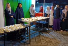 Suasana Kupatan Massal di Warga RW 01 Karangwaru. (istimewa) - Pererat Silaturahmi, Puluhan Warga RW 01 Karangwaru Tulungagung Gelar Tradisi Kupatan Masal