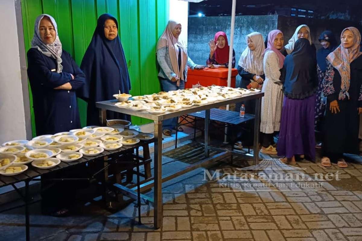 Suasana Kupatan Massal di Warga RW 01 Karangwaru. (istimewa) - Pererat Silaturahmi, Puluhan Warga RW 01 Karangwaru Tulungagung Gelar Tradisi Kupatan Masal