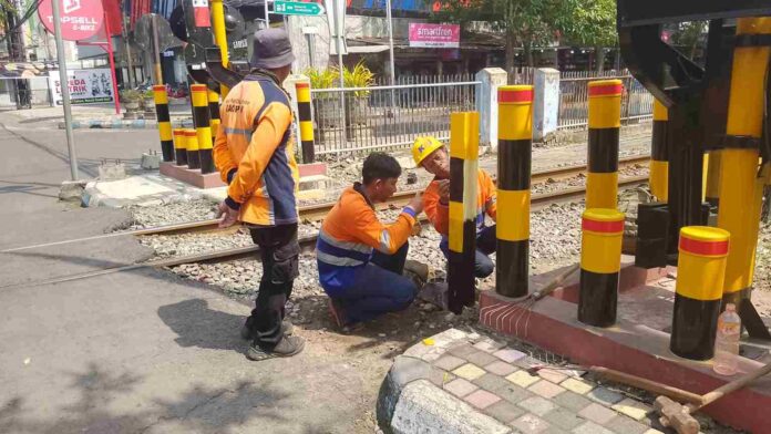 Jalur KA di Stasiun Tulungagung Disterilisasi Demi Keselamatan Perjalanan
