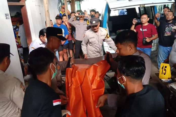 Tim Inafis evakuasi nenek meninggal di Tulungagung. (bahr) - Polisi Tunggu Visum, Pastikan Penyebab Nenek Meninggal Bersimbah Darah di Tulungagung