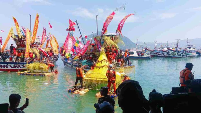 Ribuan Masyarakat Teluk Prigi Trenggalek Ikuti Ritual Larung Sembonyo: Wujud Syukur