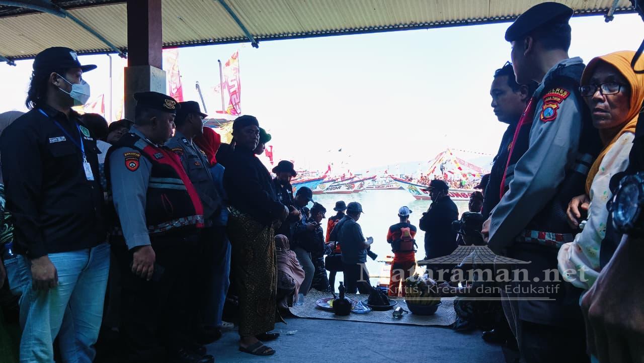 Ribuan Masyarakat Teluk Prigi Trenggalek Ikuti Ritual Larung Sembonyo: Wujud Syukur