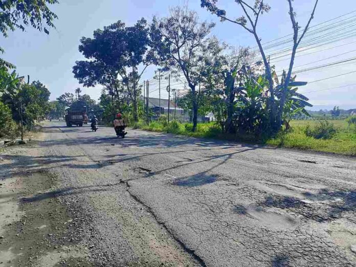 Jalan Rusak Parah di Depan Ponpes Modern Darul Hikmah 3 Tawangsari Dikeluhkan Pengendara