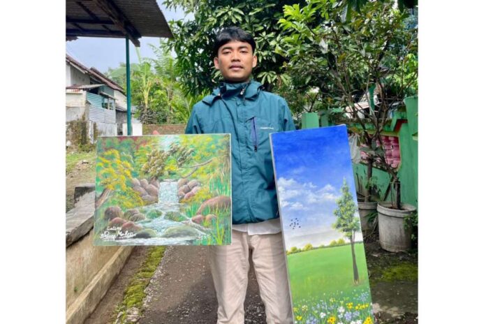 Mahendra dengan hasil karya lukisannya - Dari Keterbatasan Menjadi Warna Kehidupan, Kisah Mahendra Menaklukkan Buta Warna Lewat Lukisan