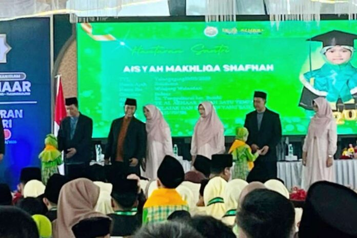 Lembaga Pendidikan Islam (LPI) Al Azhaar Bandung Tulungagung sukses menggelar prosesi Hantaran Santri (Wisuda) ke-XXV pada Sabtu (13/6/2026. (and) - Direktur Berikan 'Lima Sangu' ke Ratusan Santri LPI Al Azhaar Bandung Tulungagung