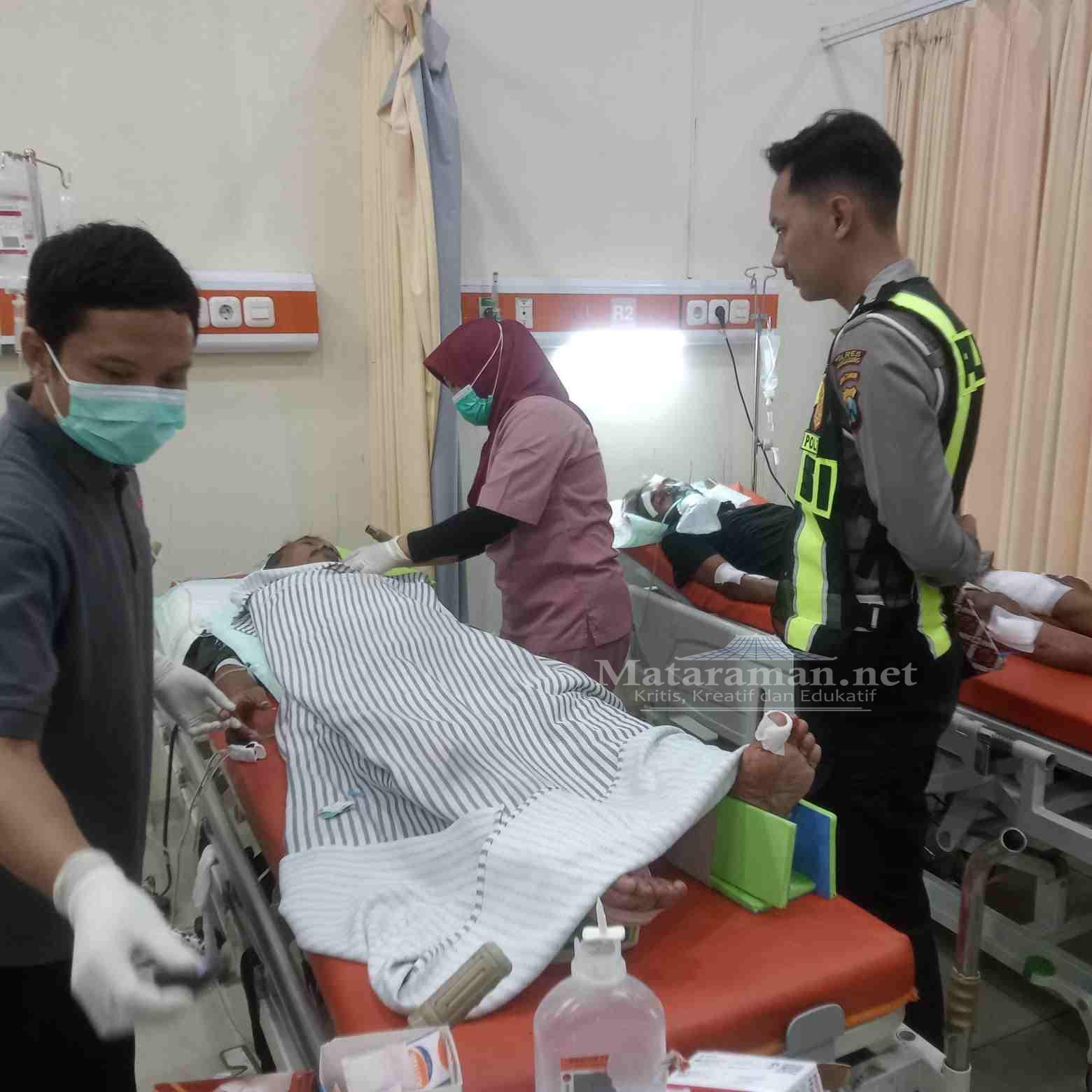Truk Boks Muat Ikan Tabrak Pohon di JLS Tulungagung, Dua Orang Terluka