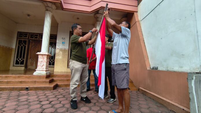 Sasar Bendera Rusak dan Belum Terpasang, PWI Bersama Bakesbangpol Tulungagung Bagikan 150 Bendera Merah Putih