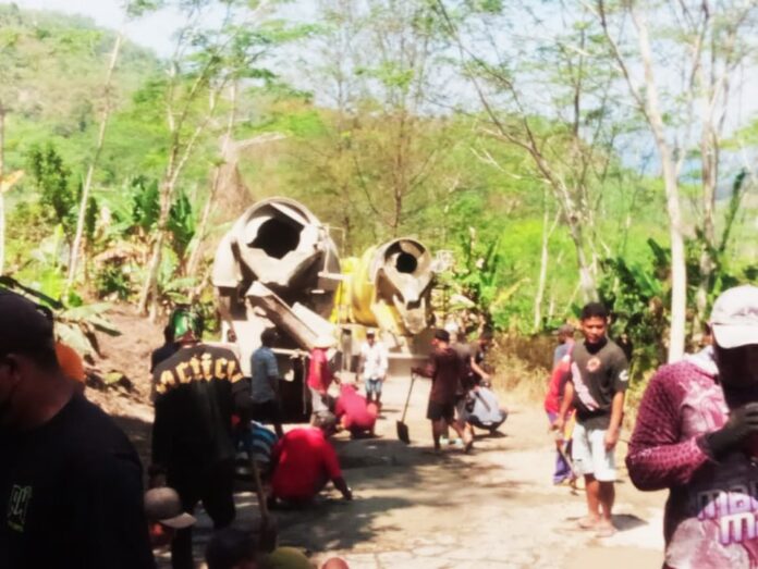 Rusak Parah, Warga Kalibatur Swadaya Lakukan Perbaikan Jalan Sepanjang 4 Kilometer