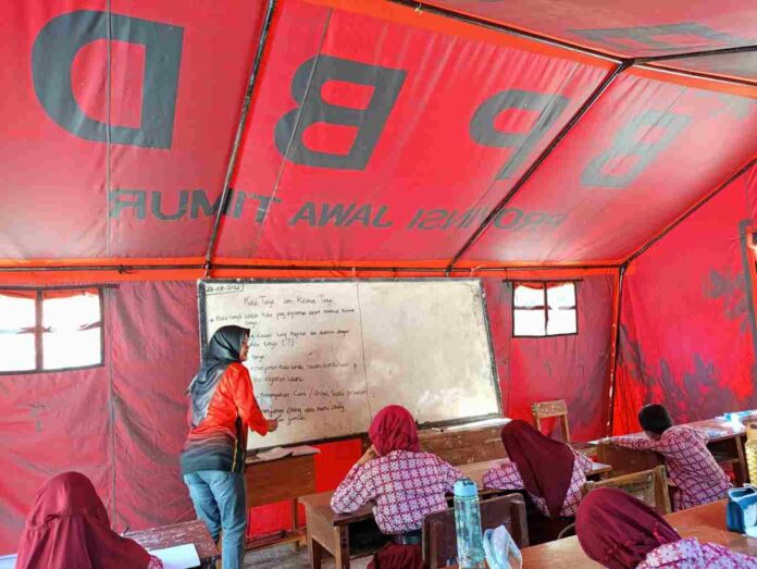 Ruang Kelas Roboh Saat Agustusan, Siswa SDN 3 Wonorejo Tulungagung Belajar di Tenda Darurat