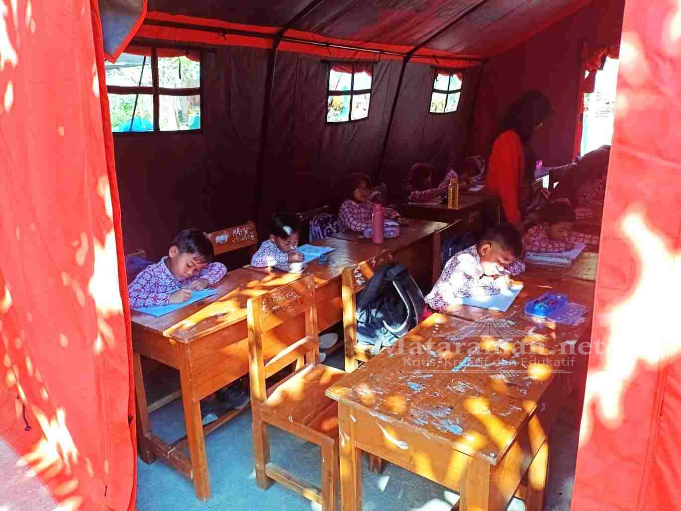 Ruang Kelas Roboh Saat Agustusan, Siswa SDN 3 Wonorejo Tulungagung Belajar di Tenda Darurat