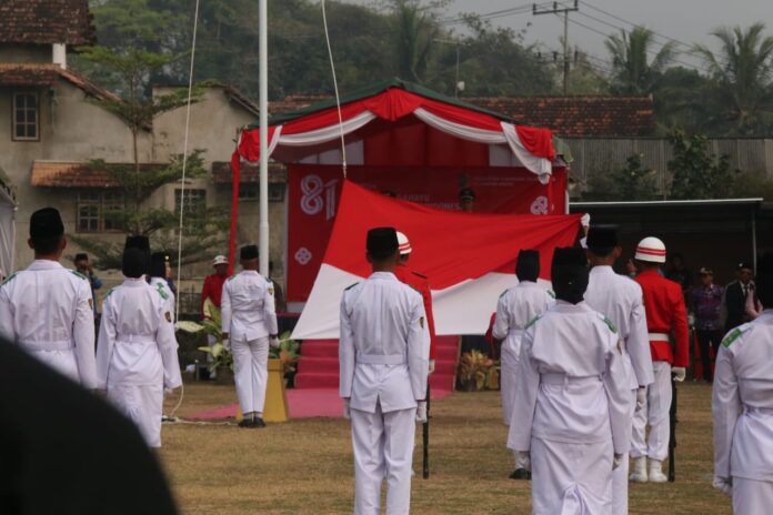 Pupuk Nasionalisme, Ribuan Warga Ikuti Upacara Pengibaran dan Penurunan Bendera Merah Putih di Kecamatan Besuki Tulungagung