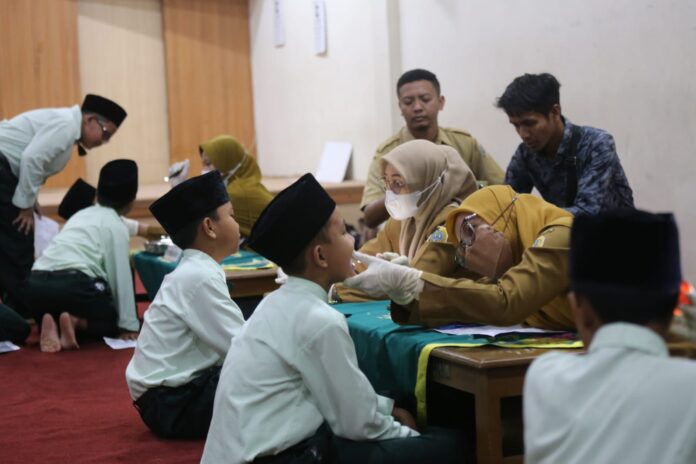 Kadinkes Tulungagung Pantau CKG di Al Azhar Bandung, Diikuti 900 Siswa