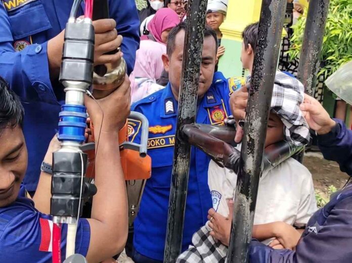 Kepala Pelajar SD Tersangkut Tiang Besi, Damkar Tulungagung Lakukan Evakuasi