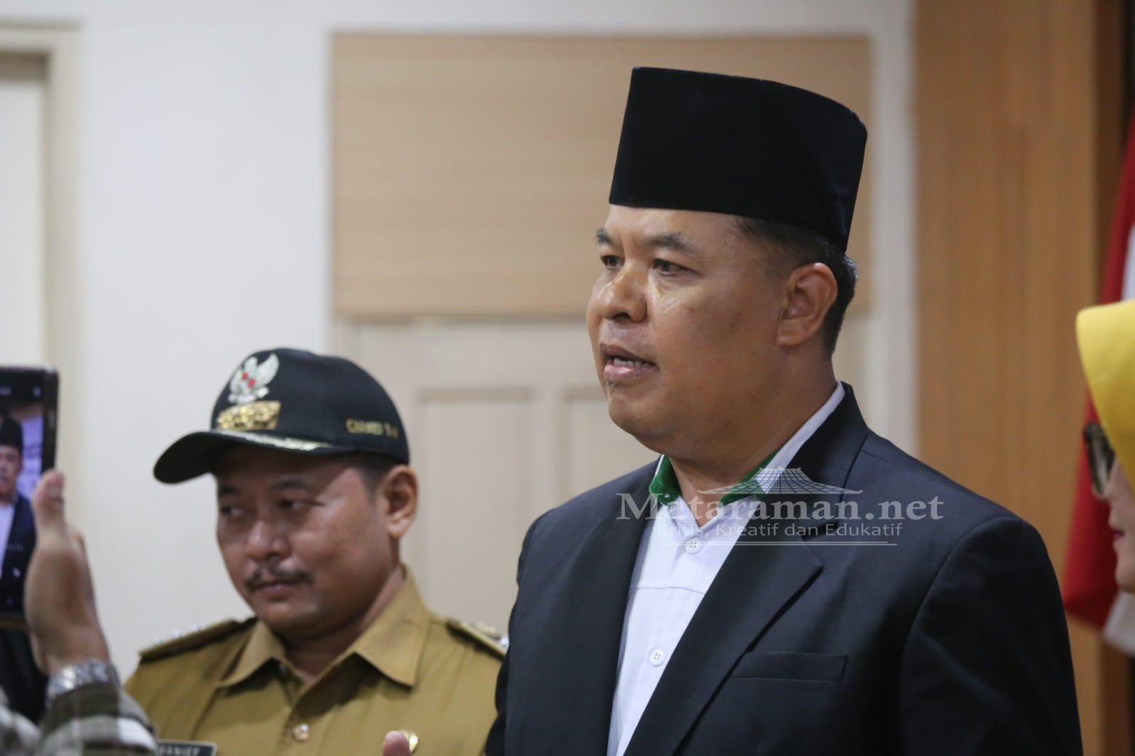 Direktur Al Azhaar Bandung, Zaini Rohmat,