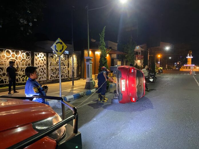 Diduga Karena Kelelahan, Mobil Penyanyi di Tulungagung Terguling