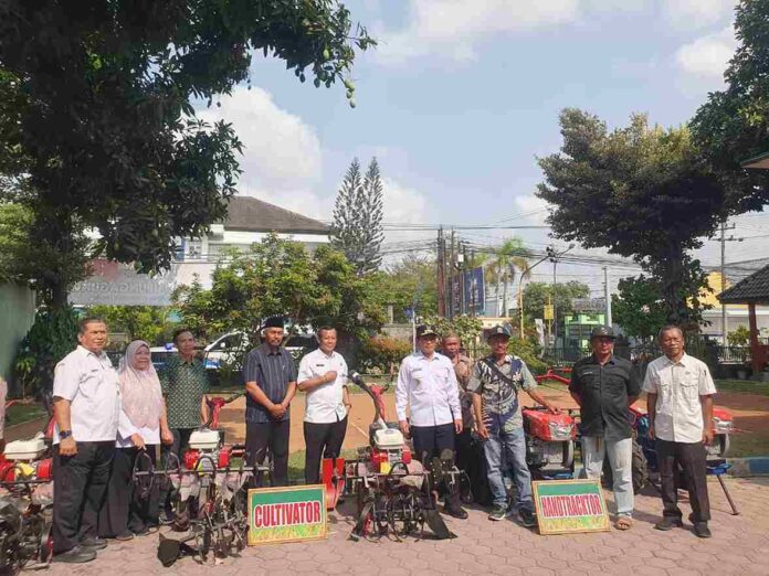 Tingkatkan Produktivitas, Enam Kelompok Tani di Tulungagung Dapat Bantuan Alsintan