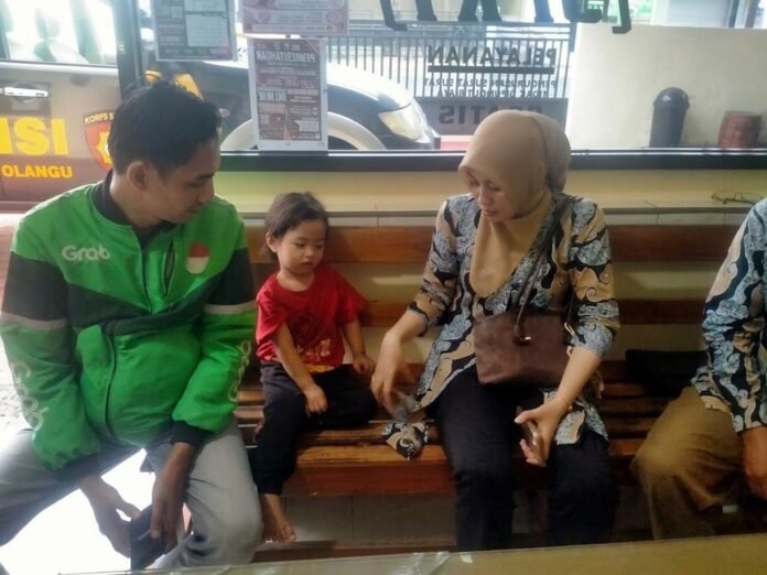 Sendirian di Jalan Raya Sambil Bawa Ponsel, Ojol Serahkan Balita Perempuan ke Polsek Boyolangu