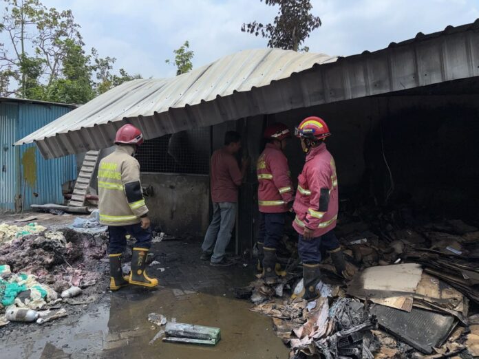 Gudang Kardus Pabrik Kosmetik Ternama di Tulungagung Terbakar, Petugas Lakukan Penyelidikan
