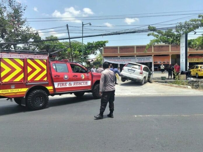 Mobil Mantan Direktur RSUD dr Iskak Tulungagung Terperosok ke Parit, Evakuasi Libatkan Damkar