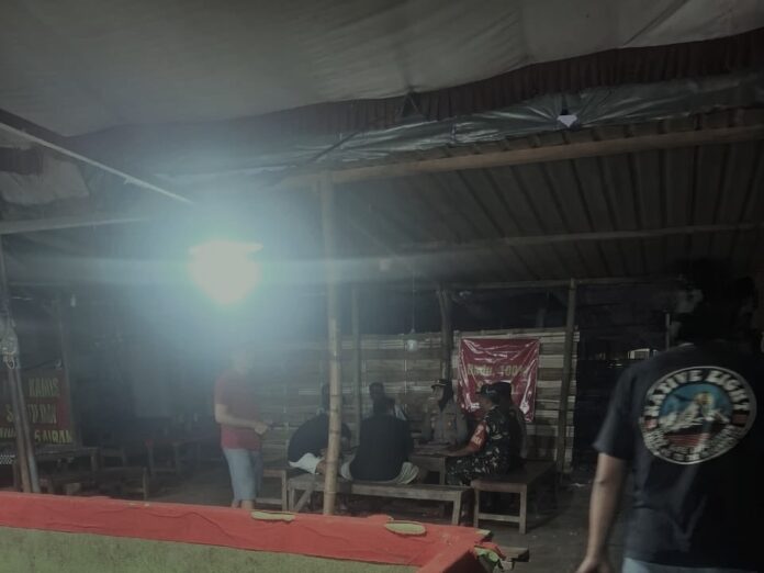 Petugas Gabungan Bongkar Tempat Judi Sabung Ayam dan Dadu di Tulungagung