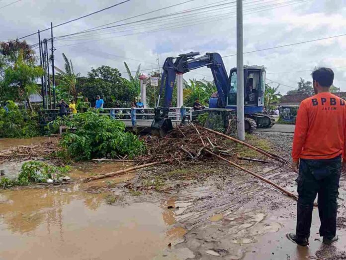 Aliran Sungai Tersumbat Material Sampah, Lima Rumah Warga di Tulungagung Terendam Banjir Usai Hujan Deras